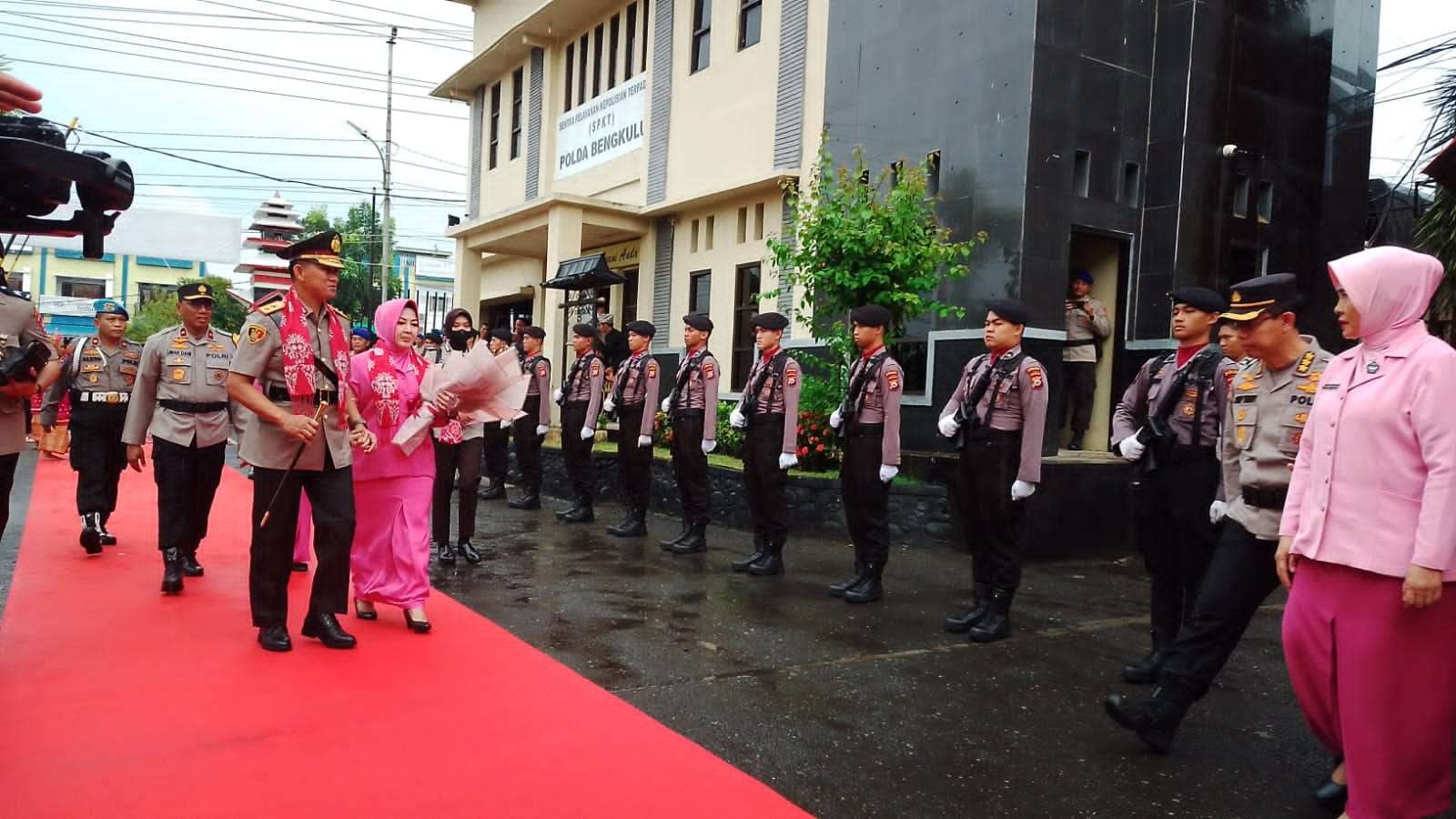 Kapolda Bengkulu, Irjen Pol Armed Wijaya disambut dengan upacara Farawell Parade saat memasuki Mapolda Bengkulu.(Foto/RRI.CO.ID)