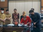 Gubernur Bengkulu,Rohidin Mersyah dan Kepala Dinas Kominfotik Bengkulu, Redhwan Arif menyaksikan penandatangan naskah kerja antara BUMN dan BUMD dengan PRSSNI Bengkulu dalam bidang penyiaran radio.(Foto/Ist)