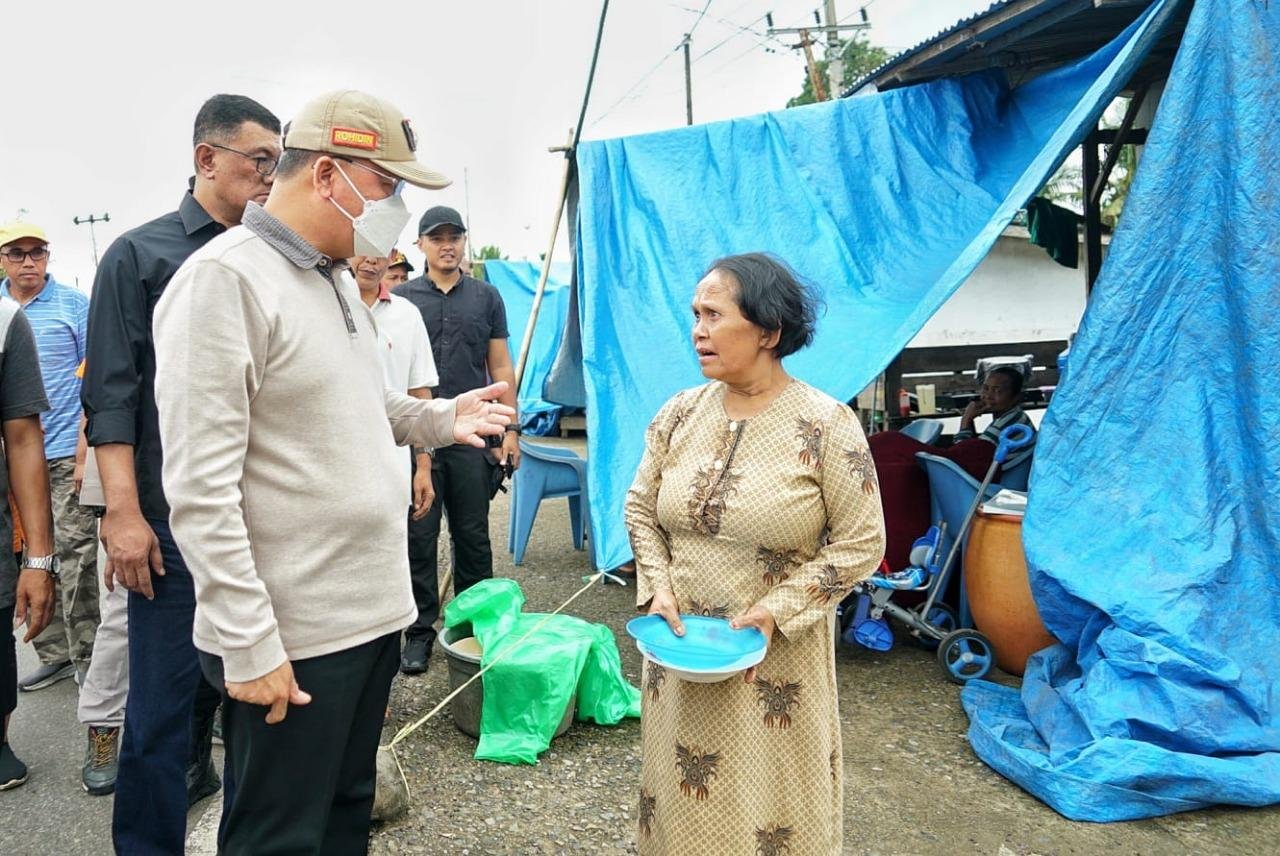 Korban Banjir Benteng Gubernur Bengkulu, Rohidin Mersyah didampingi Penjabat Bupati Bengkulu Tengah, Heryandi Roni berdialog dengan salah seorang korban banjir warga Desa Tabah Terunjang, Kabupaten Benteng guna memastikan para korban tertangani dengan baik.(Foto/Ist)
