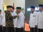 Gubernur Bengkulu, Rohidin Mersyah menyematkan tanda pengenal kepada para Da'i Baznas Provinsi Bengkulu, usai dilantik di Balai Raya Semarak Bengkulu.(Foto/Ist)