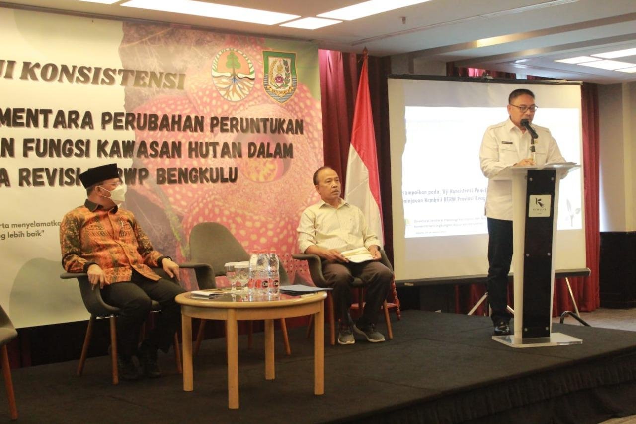 Gubernur Bengkulu, Rohidin Mersyah Rapat Uji Konsistensi Penelitian Terpadu Perubahan Peruntukan, dan Perubahan Fungsi Kawasan Hutan dalam rangka Peninjauan Kembali RTRW Provinsi Bengkulu.(Foto/Ist)