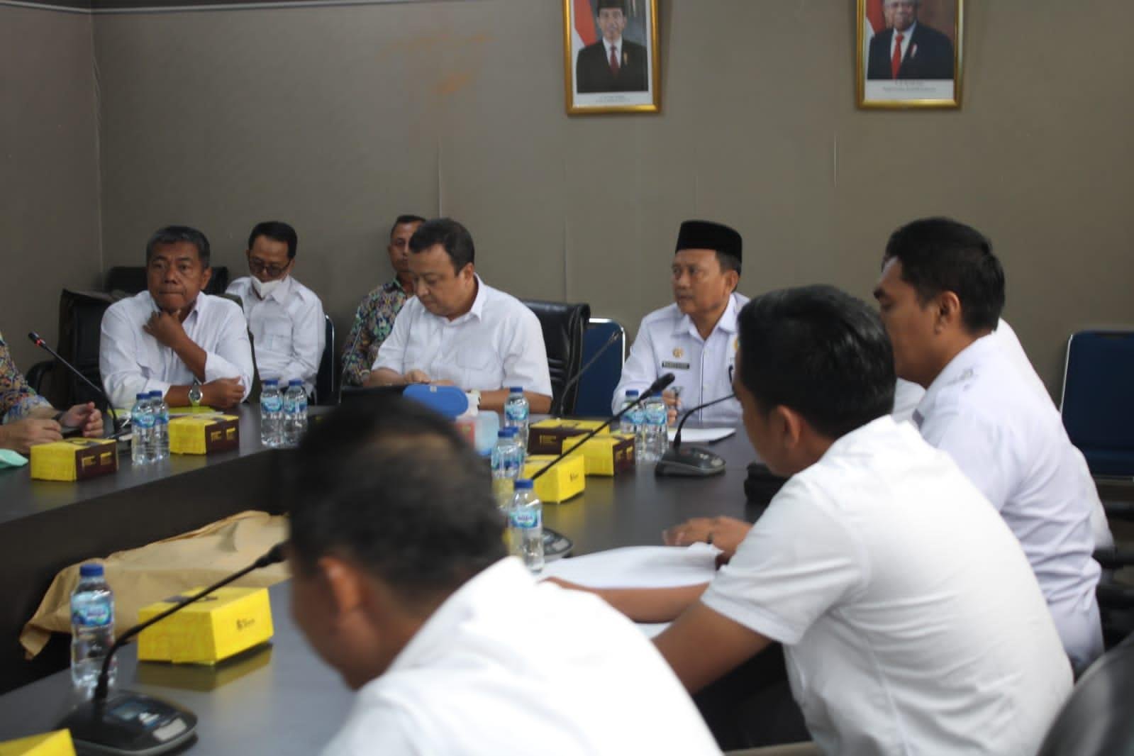 Sekda Provinsi Bengkulu, Hamka Sabri menggelar rapat dengan pihak Balai Pelaksana Jalan Nasional, PUPR Bengkulu terkait hibah tanah milik Kementerian PUPR kepada Pemprov Bengkulu, berlokasi di Kelurahan Kandang Mas, Kota Bengkulu seluas 3,5 hektare.(Foto/Ist)