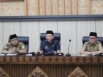 Sekdaprov Bengkulu, Hamka Sabri dampingi Asisten I, Khairil Anwar (kiri) dan Asisten III, Ika Joni Ikhwan (kanan) memimpin rapat persiapan pejabat eselon II Pemprov Bengkulu akan melakukan penandatanganan perjanjian kerja tahun 2023.(Foto/Ist)