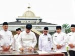 Resmikan Masjud Alif Lam Mim Gubernur Bengkulu, Rohidin Mersyah disaksikan Sekda Hamka Sabri, Asisten II, Fachriza Razie, Ketua Masjid Raya Baitul Izzah, Dani Hamdani dan pejabatl lainnya menandatangani presasti peresmian Masjid Alif Lam Min di komplek perkantoran Pemprov Bengkulu.(Foto/Ist)
