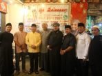 Gubernur Bengkulu, Rohidin Mersyah foto bersama usai meresmikan Restoran Baba Ahmed menyajikan khusus masakan Timur Tengah. Restoran ini berlokasi di Jalan Mangga, Lingkar Timur, Kota Bengkulu.(Foto/Ist)
