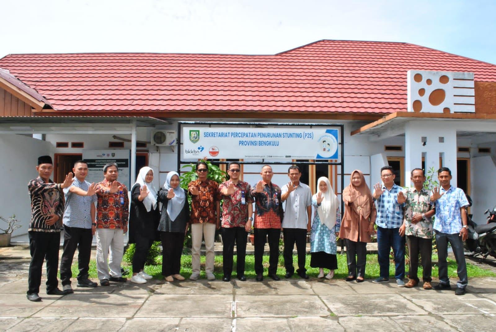 Anggota Satgas Percepatan Penurunan Stunting (P2S) foto bersama Kepala Perwakilan BKKBN Provinsi Bengkulu, Rusman Efendi. Satgas diharapkan segera melaksanakan tugas gerak cepat guna menurunkan angka stunting di provinsi ini.(Foto HB/Idris)