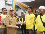Gubernur Bengkulu, Rohidin Mersyah disaksikan Kepala Dinas Perikanan Kelautan (DKP) Bengkulu, Syafriandi menyerahkan kunci mesin perahu tempel kepada salah seorang nelayan di Kota Bengkulu.(Foto/Ist)