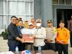 Gubernur Bengkulu, Rohidin Mersyah menyerahkan bantuan bahan pangan dan barang lainnya untuk korban banjir kepada pebajat Bupati Bengkulu Tengah, Haryadi Roni. Bantuan tersebut diserahkan saat Gubernur Rohidin meninjau korban banjir di Desa Tabah Terunjam, Kecamatan Talang IV Benteng.(Foto/Ist)