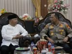 Silaturahmi Kapolda Bengkulu Gubernur Bengkulu, Rohidin Mersyah dan Kapolda Bengkulu, Irjen Pol Armed Wijaya diruang kerja Gubernur Bengkulu. Kapolda mendatangi Gubernur Rohidin untuk bersilaturahmi karena baru dilantik sebagai kapolda provinsi ini.(Foto/Ist)