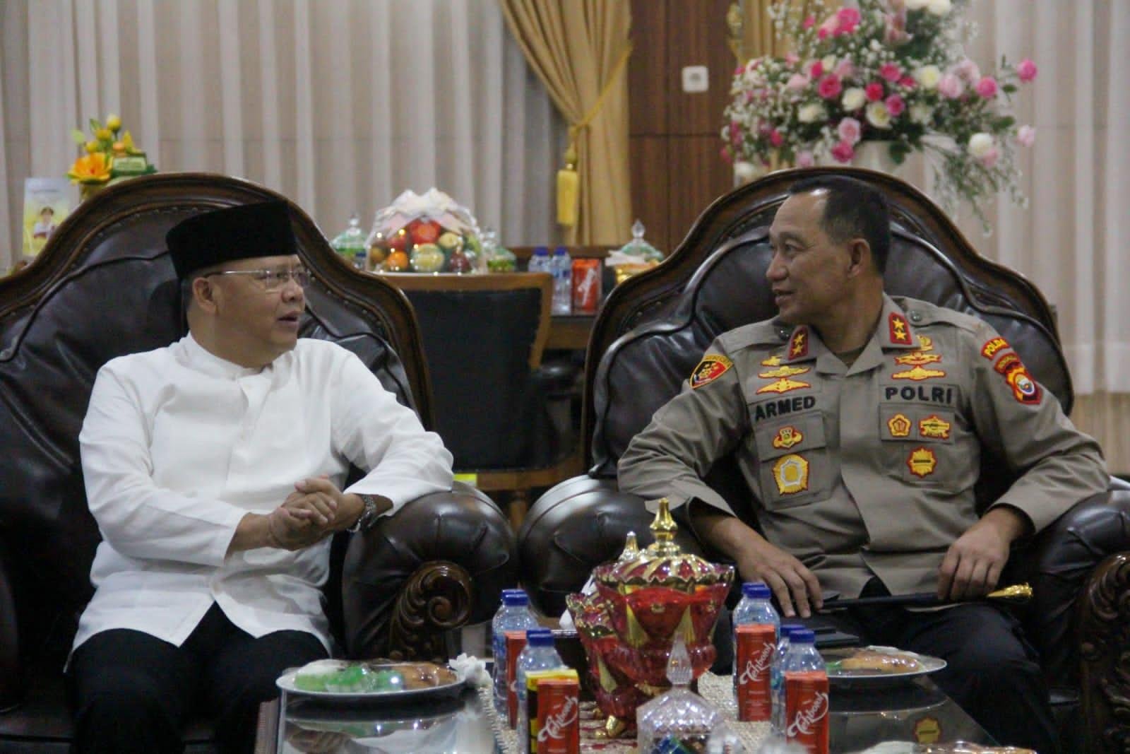 Silaturahmi Kapolda Bengkulu Gubernur Bengkulu, Rohidin Mersyah dan Kapolda Bengkulu, Irjen Pol Armed Wijaya diruang kerja Gubernur Bengkulu. Kapolda mendatangi Gubernur Rohidin untuk bersilaturahmi karena baru dilantik sebagai kapolda provinsi ini.(Foto/Ist)