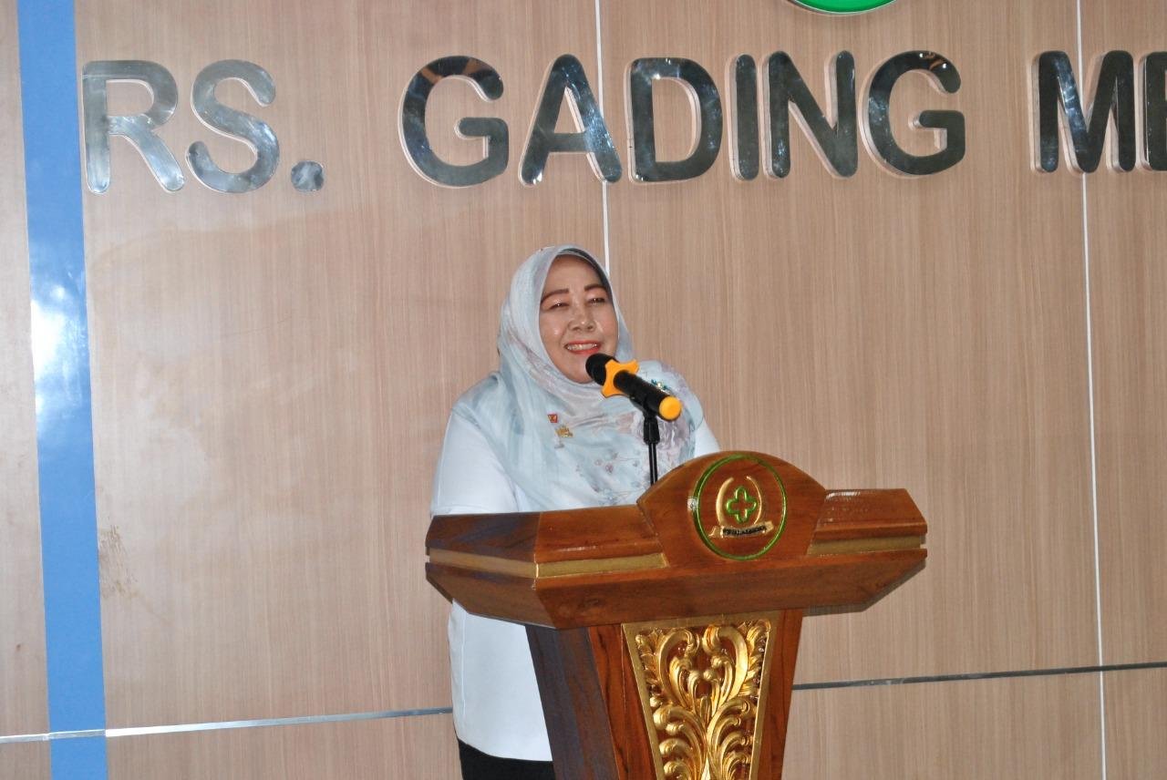 Staf Ahli Pemkot Bengkulu, Rosminiarti Staf Ahli Pemkot Bengkulu, Rosminiarti memberikan sambutan saat menyerahkan bantuan alat medis berupa Mini Laparatomi ke Rumah Sakit Gading Medika (RSGM) Bengkulu guna meningkatkan peserta KB Tubektomi atau MOW) di daerah ini.(Foto HB/Idris)