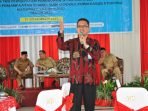 Koordinator Program Manager (KPM) Satgas Stunting Provinsi Bengkulu, Yusran Fauzi saat pemaparan program stunting pada rapat koordinasi dan evaluasi akhir Desember lalu. Acara ini dihadiri para Ketua Satgas Stunting provinsi, kabupaten dan kota se-Provinsi Bengkulu.(Foto HB/Idris)