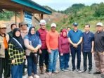 Asisten II Pemprov Bengkulu, Fachriza Razie (kedua dari kanan) foto bersama Tim Investigasi dibentuk Pemprov Bengkulu untuk mencari penyebab banjir besar melanda Bengkulu Tengah dan Kota Bengkulu. Tim ini sudah turun ke lapangan bersama instansi terkait mencari penyebab banjir guna mencari solusi agar kasus serupa tidak terus terjadi setiap musim hujan.(Foto/Ist)