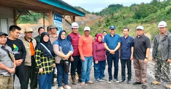 Tim Investigasi Banjir Pemprov Bengkulu Asisten II Pemprov Bengkulu, Fachriza Razie (kedua dari kanan) foto bersama Tim Investigasi dibentuk Pemprov Bengkulu untuk mencari penyebab banjir besar melanda Bengkulu Tengah dan Kota Bengkulu. Tim ini sudah turun ke lapangan bersama instansi terkait mencari penyebab banjir guna mencari solusi agar kasus serupa tidak terus terjadi setiap musim hujan.(Foto/Ist)
