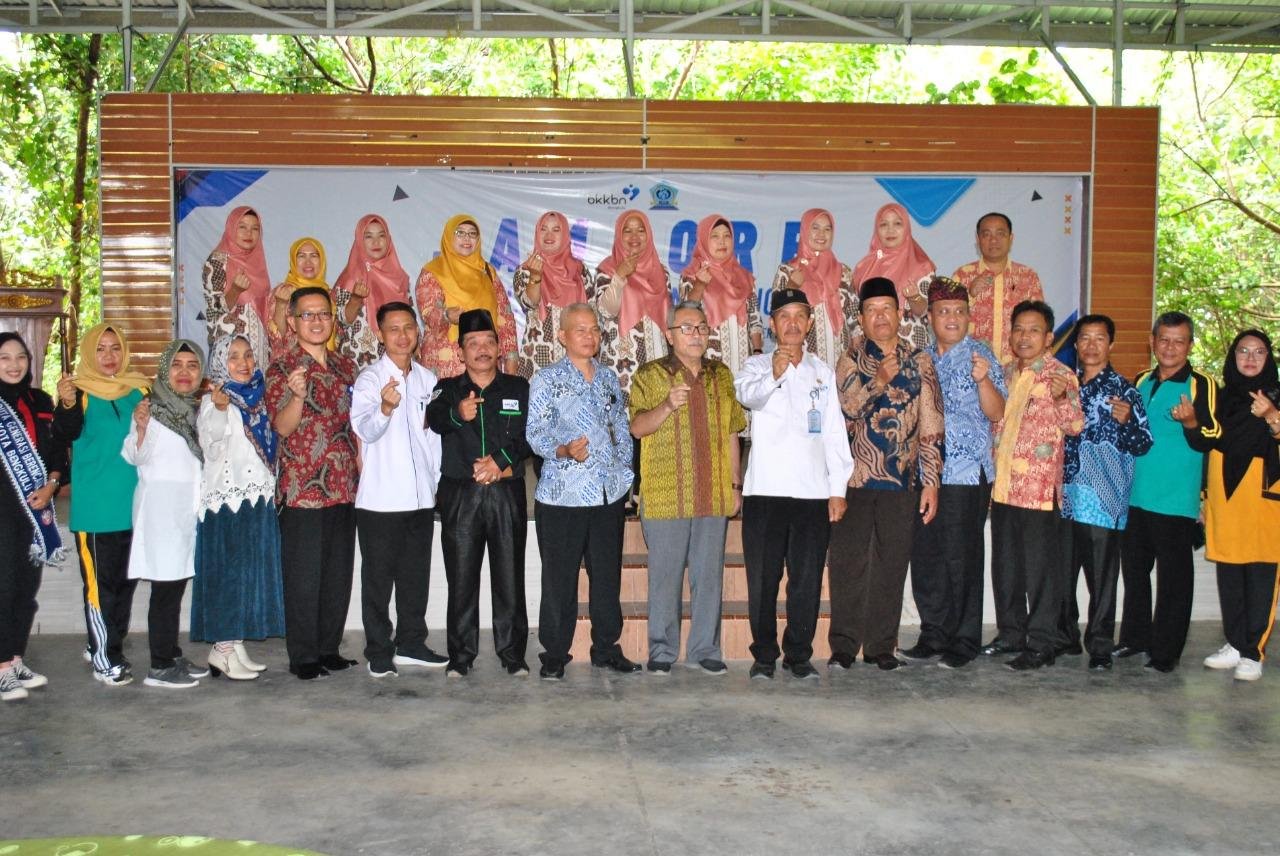 Tugas BKKBN Bengkulu Dalam sebuah kegiatan petugas penyuluh dan kader KB foto bersama pejabat BKKBN Provinsi Bengkulu, dalam rangka meningkatkan kinerja guna menyukseskan program KB di daerah ini.(Foto HB/Idris)
