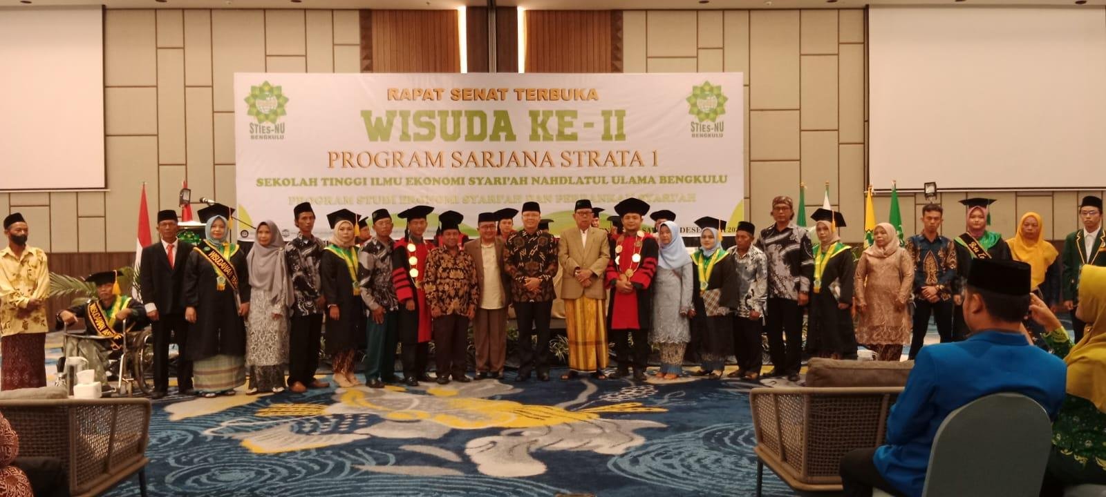 Gubernur Bengkulu, Rohidin Mersyah foto bersama usai acara menghadiri acara wisuda angkat ke II Sekolat Tinggi Ilmu Ekonomi Syari'ah Nahdlatul Ulama (STIESNU) Bengkulu.(Foto/Ist)