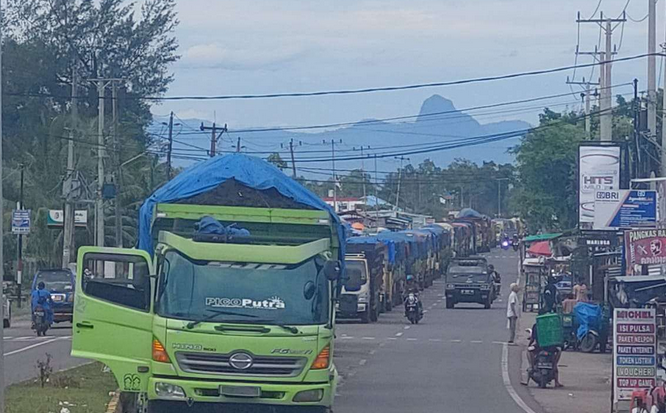 Antrean panjang truk angkutan batubara di Jalan RE Martadinata untuk membongkar batubara di Pelabuhan Pulau Baai, Kota Bengkulu, akibat arus lalu lintas di daerah ini mengalami kemacetan total hingga beberapa hari.(Foto/Ist)