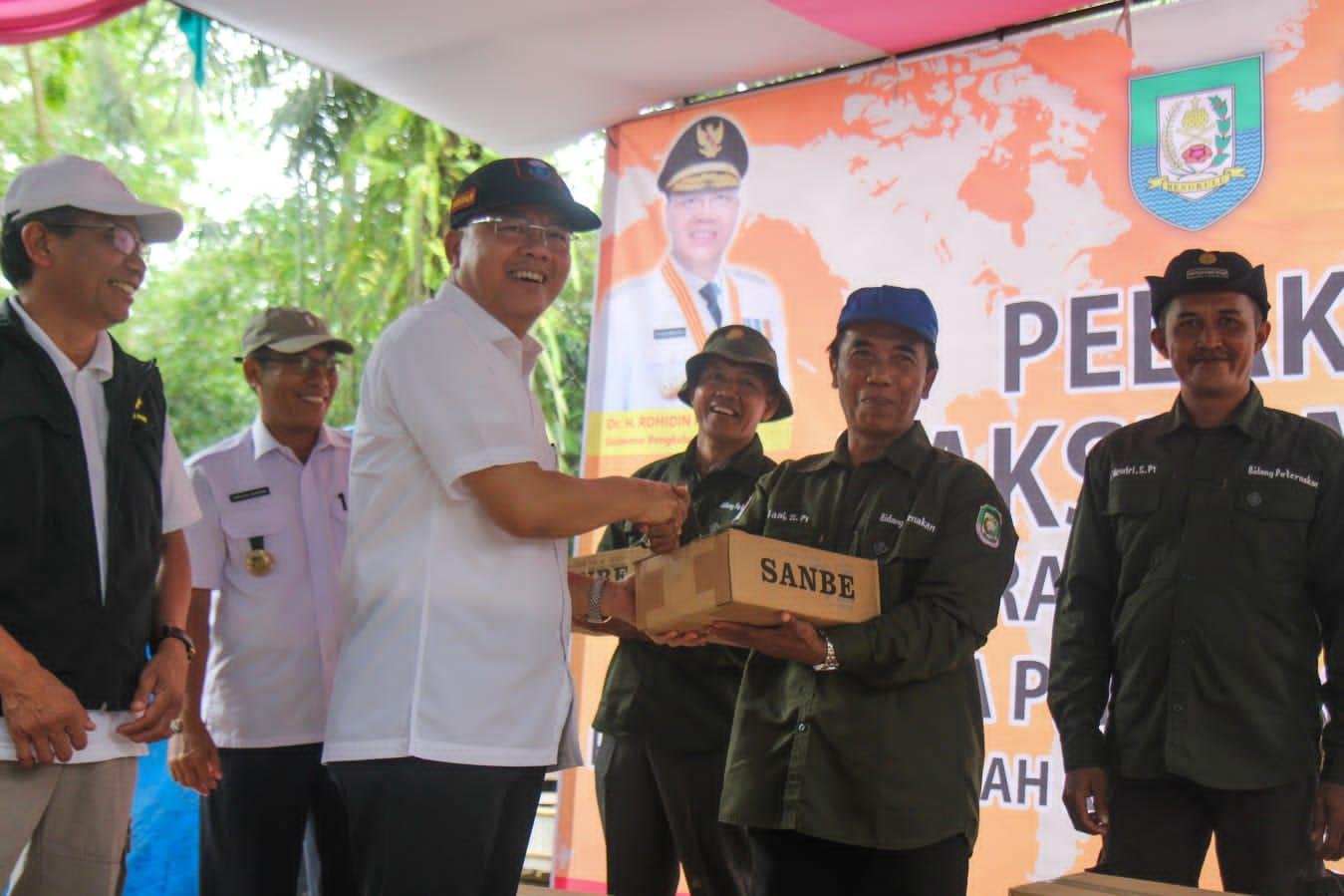Gubernur Bengkulu, Rohidin Mersyah menyerahkan bantuan vaskin PMK kepada masyarakat Kabupaten Seluma untuk memberikan memvaksin hewan ternak mereka agar tidak terjangkit penyakit hewan.(Foto/Ist)