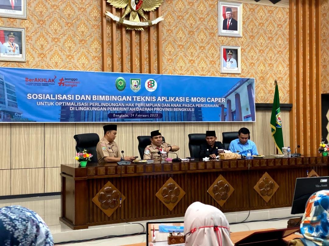 Asisten I Pemprov Bengkulu, Khairil Anwar (kedua dari kiri) saat membuka acara sosialisasi dan bimbingan tekhis Aplikasi E-MODI CAFER.(Foto/Ist)