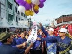 Gubernur Bengkulu, Rohidin Mersyah bersama Bupati Rejang Lebong, Syamsul Effendi melepas balon pada acara Car Free Day (CFD) di Jalan Merdeka, Kota Curup.(Foto/Ist)