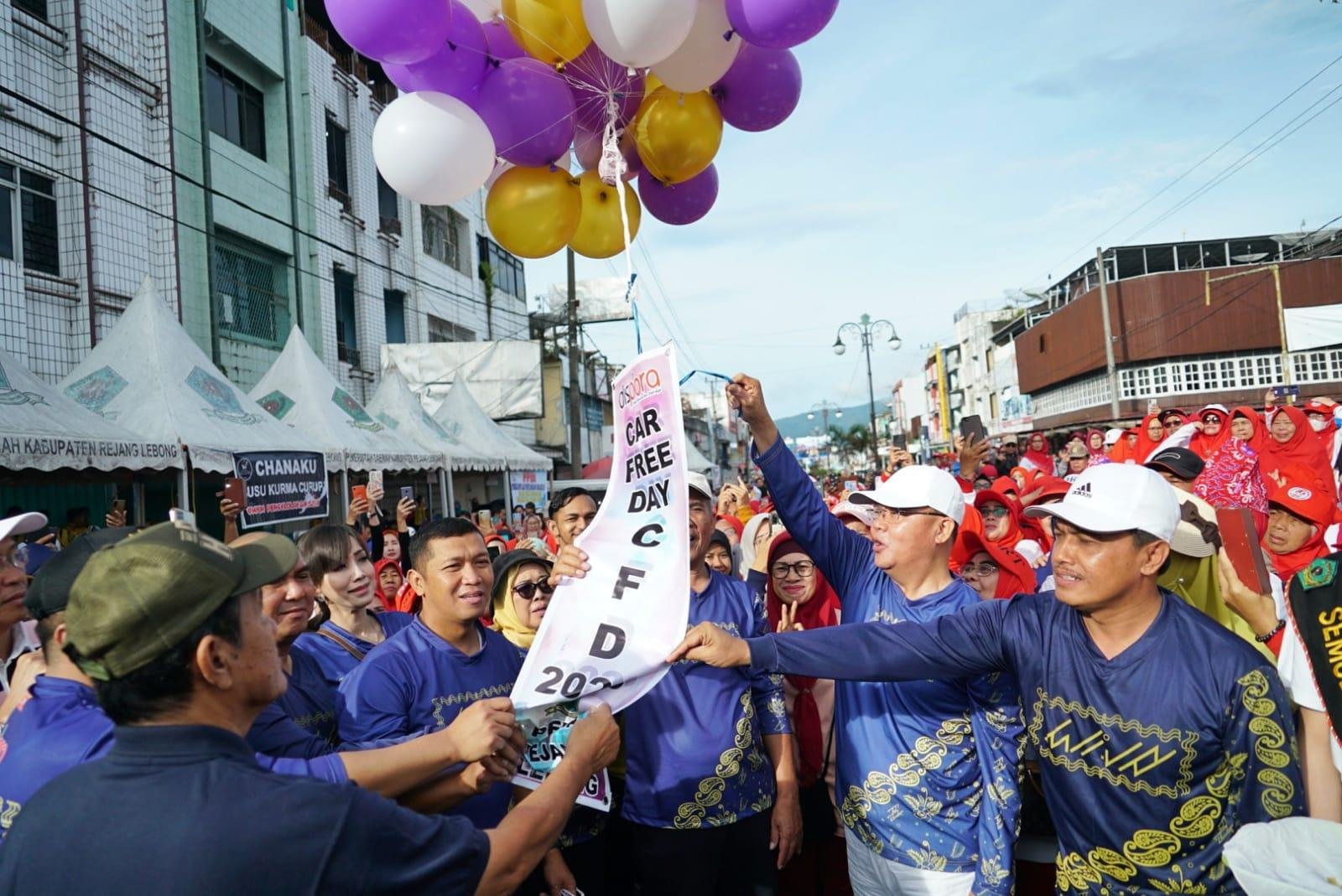 Gubernur Bengkulu, Rohidin Mersyah bersama Bupati Rejang Lebong, Syamsul Effendi melepas balon pada acara Car Free Day (CFD) di Jalan Merdeka, Kota Curup.(Foto/Ist)