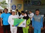 Gubernur Bengkulu, Rohidin Mersyah menyerahkan beasiswa kepada pelajar SMK yang berprestasi pada acara Gebyar SMK di Sport Senter, Pantai Panjang Kota Bengkulu, akhir pekan lalu.(Foto/Ist)
