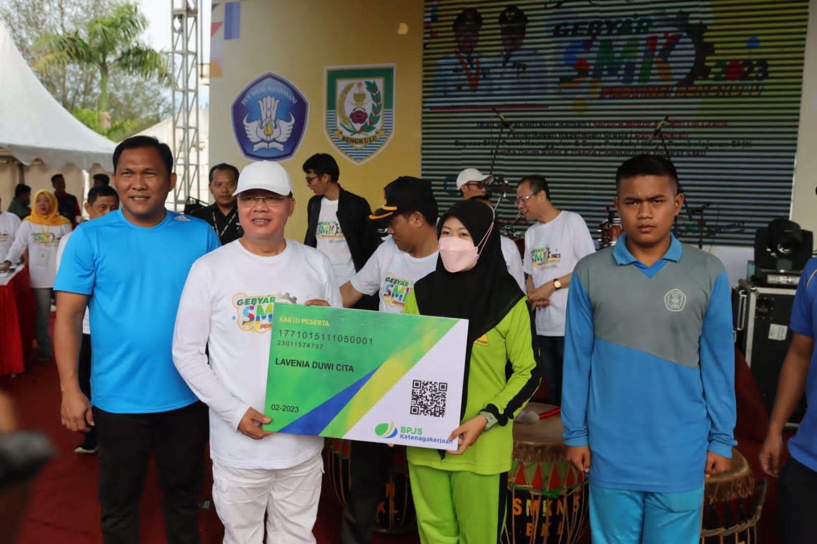 Gubernur Bengkulu, Rohidin Mersyah menyerahkan beasiswa kepada pelajar SMK yang berprestasi pada acara Gebyar SMK di Sport Senter, Pantai Panjang Kota Bengkulu, akhir pekan lalu.(Foto/Ist)