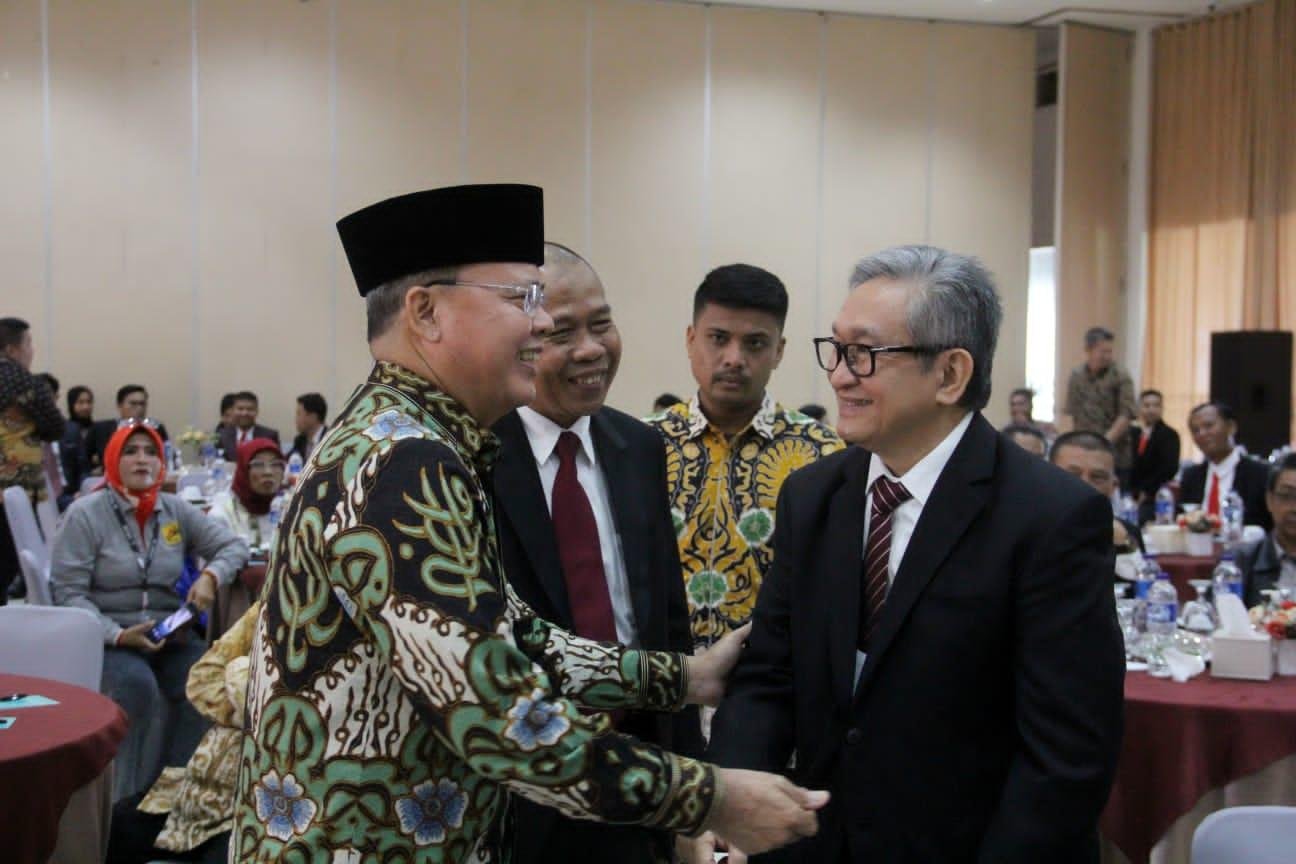 Gubernur Bengkulu, Rohidin Mersyah menyalami Ketua Umum Dewan Pimpinan Pusat (DPP) IKADIN, Maqdir Ismail pada acara pelantikan Pengurus DPD dan DPC IKADIN Bengkulu.(Foto/Ist)