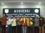Investor Asean Gubernur Bengkulu foto bersama seusai menyaksikan Nota Kesepakatan kerja sama antara PT Bengkulu Mandiri (Perseroda) dengan PT Garuda Visi Nusantara (Gavin) tentang kerja sama sebagai kemitraan strategis program ekonomi komprehensif bertempat di Balai Raya Semarak Bengkulu.(Foto/Ist)