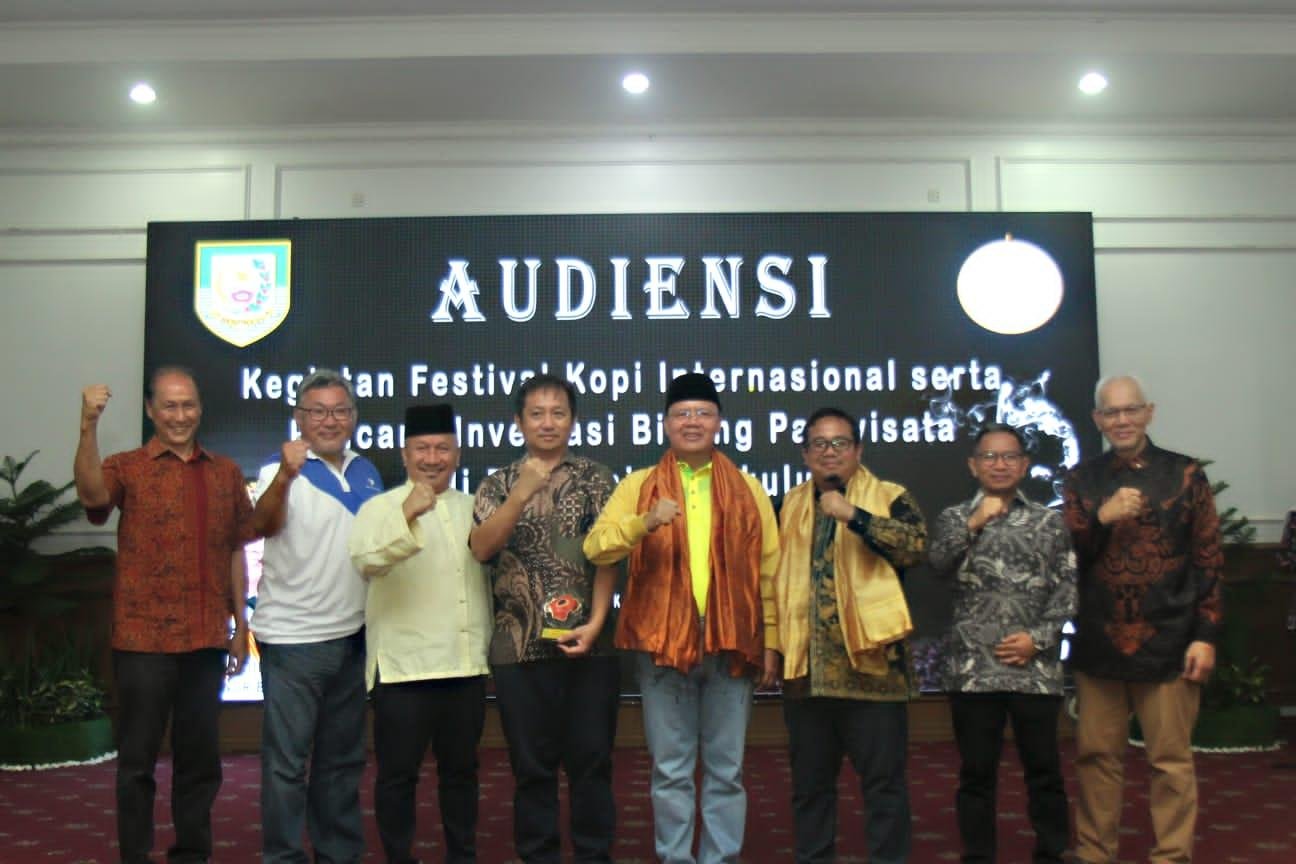 Gubernur Bengkulu foto bersama seusai menyaksikan Nota Kesepakatan kerja sama antara PT Bengkulu Mandiri (Perseroda) dengan PT Garuda Visi Nusantara (Gavin) tentang kerja sama sebagai kemitraan strategis program ekonomi komprehensif bertempat di Balai Raya Semarak Bengkulu.(Foto/Ist)