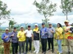 Gubernur Bengkulu, Rohidin Mersyah foto bersama dengan sejumlah kepala organisasi perangkat daerah (OPD) lingkup Pemprov Bengkulu, usai meresmikan jalan usaha tani (JUT) di Desa Sambi Rejo, Kecamatan Selupuh Rejang, Kabupaten Rejang Lebong, pekan ini.(Foto/Ist)