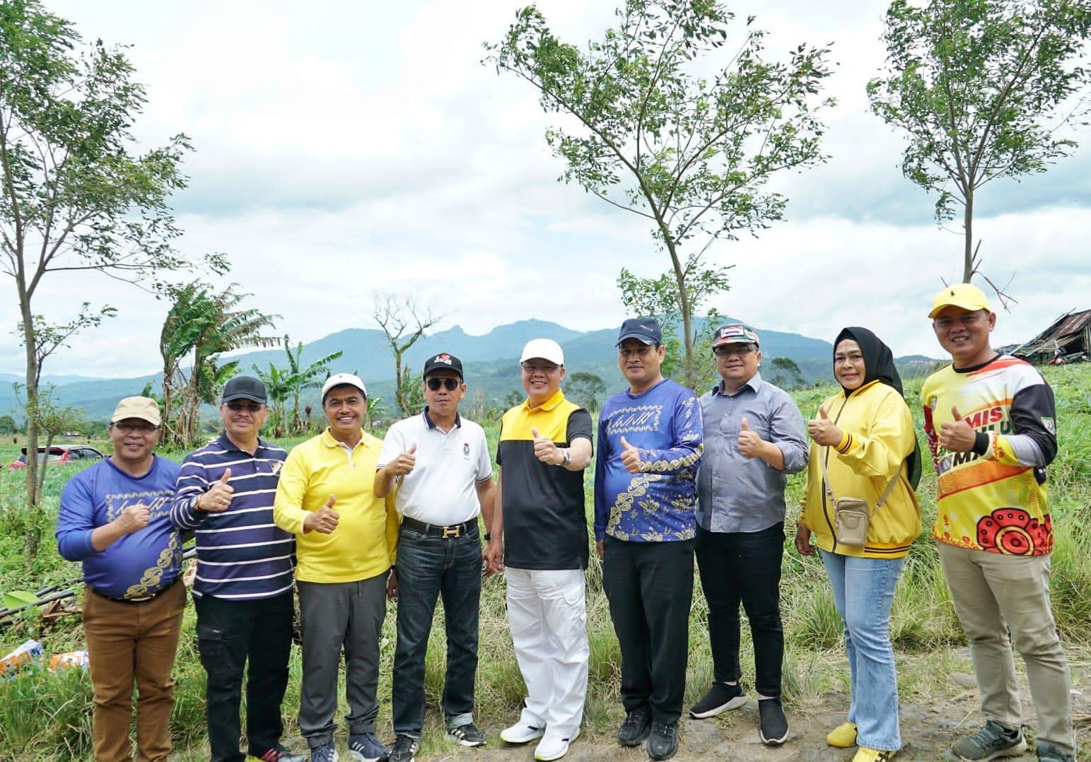 Gubernur Bengkulu, Rohidin Mersyah foto bersama dengan sejumlah kepala organisasi perangkat daerah (OPD) lingkup Pemprov Bengkulu, usai meresmikan jalan usaha tani (JUT) di Desa Sambi Rejo, Kecamatan Selupuh Rejang, Kabupaten Rejang Lebong, pekan ini.(Foto/Ist)