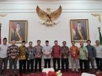 Jaringan Listirk Bengkulu Gubernur Bengkulu Rohidin Mersyah foto bersama dengan Asisten Deputi Komenko Merves, Rahman Hidayat, General Manager PLN UIP Sumbagsel, Muhammad Dahkan Djamaluddin, Asisten II Pemprov Bengkulu, Fachriza Razie dan pejabat lain usai rapat di Balai Raya Semarak Bengkulu.(Foto/Ist)
