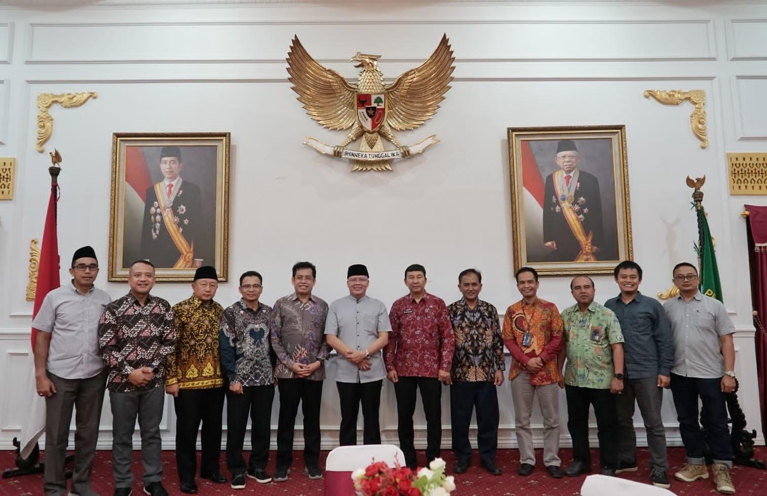 Gubernur Bengkulu Rohidin Mersyah foto bersama dengan Asisten Deputi Komenko Merves, Rahman Hidayat, General Manager PLN UIP Sumbagsel, Muhammad Dahkan Djamaluddin, Asisten II Pemprov Bengkulu, Fachriza Razie dan pejabat lain usai rapat di Balai Raya Semarak Bengkulu.(Foto/Ist)