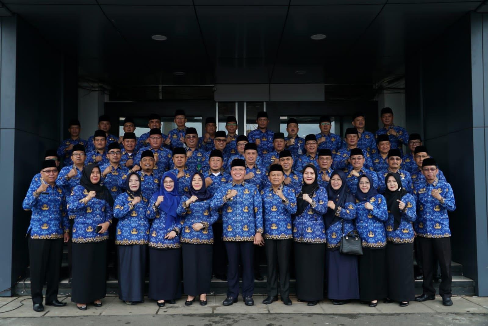 Gubernur Bengkulu, Rohidin Mersyah foto bersama dengan para Asisten dan Kepala OPD dilingkup Pemprov Bengkulu usai mereka melakukan penandatangan perjanjian kerja dengan para pejabat eselon II, III dan IV/Subkoordinator untuk merealisasikan program Gubernur dan Wakil Gubernur Bengkulu.(Foto/Ist)