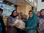 Ketua TP PKK Provinsi Bengkulu, Ny Derta Wahyulin Rohidin menyerahkan bantuan kepada Pengurus Tim PKK Kabupaten Kepahiang pada acara pembinaan 10 program PPK.(Foto/Ist)