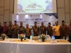 Level Meatingi Investasi Para bupati dan wali kota se- Bengkulu foto bersama Gubernur Rohidin Mersyah, Kepala BI Bengkulu, Durjana usai menggelar rapat koordinasi dengan Pemprov Bengkulu dan Bank Indonesia Perwakikan Bengkulu guna memperkuat sinergisitas produk unggukan dalam rangka mempercepat investasi di daerah ini.(Foto/Ist)