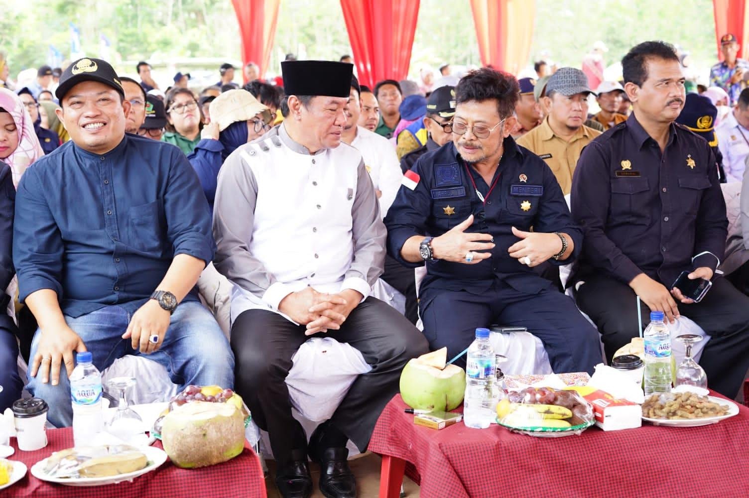 Menteri Pertanian, Syahrul Yasin Limpo, Wagub Bengkulu, Rosjonsyah, dan Bupati Seluma, Erwin Octavian (paling kiri) menghadiri acara panen raya padi di Desa Sari Mulyo Sakti Bukit Peninjauan 2, Kecamatan Sukaraja, Kabupaten Seluma.(Foto/Ist)