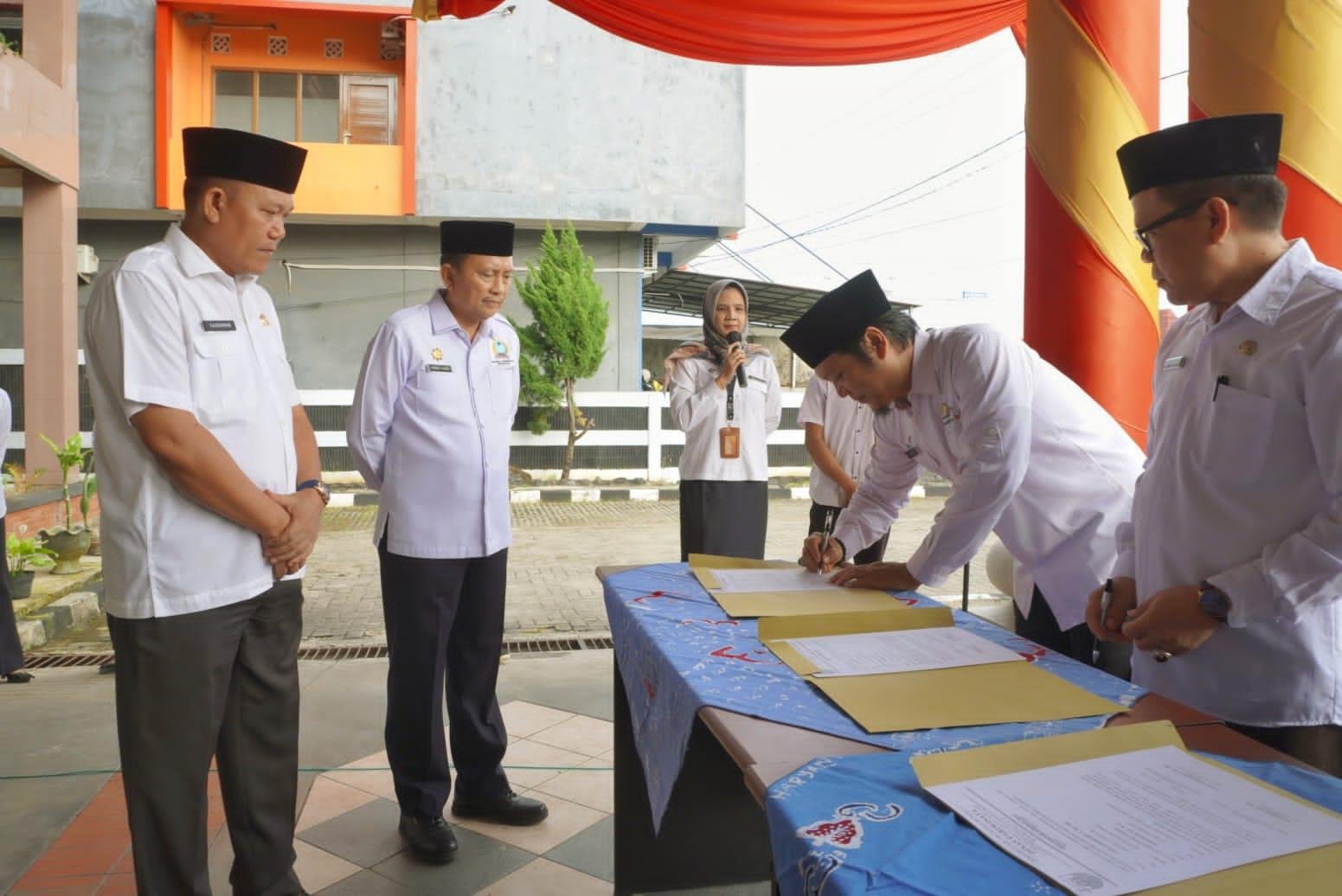 Sekdaprov Bengkulu, Hamka Sabri didampingi Kepala Dinas Pariwisata Bengkulu, Saidiman menyaksikan pejabat eselon III dan IV dilingkup Dinas Pariwisata setempat menandatangani perjanjian kinerja dalam rangka meningkatkan pelayanan publik di masing-masing organisasi perangkat daerah (OPD) dilingkup Pemprov Bengkulu.(Foto/Ist)