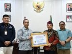 Pemkot Terima Hargaan Zona Hijau Wakil Wali Kota Bengkulu, Dedy Wahyudi didampingi Sekda Arief Gunadi menerima penghargaan kepatuhan standar pelayanan publik zona hijau dari Ombudsman Pusat.(Foto/TP)