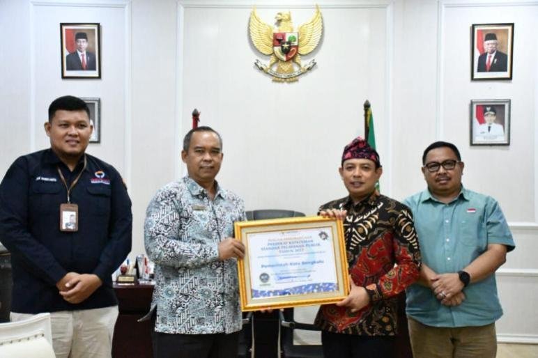 Wakil Wali Kota Bengkulu, Dedy Wahyudi didampingi Sekda Arief Gunadi menerima penghargaan kepatuhan standar pelayanan publik zona hijau dari Ombudsman Pusat.(Foto/TP)