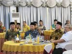 Gubernur Bengkulu, Rohidin Mersyah didampingi Asisten II Pemprov Bengkulu, Fachriza Razie saat menghadiri acara pengukuhan Pengurus IKA Undip masa bakti 2023-2028 di Balai Raya Semarak, Bengkulu. (Foto/Ist)