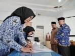 Perjanjian kinerja pejabat Dinas Kominfotik Asisten II Pemprov Bengkulu, Fachriza Razie didampingi Kepala Diskominfotik Redhwan Arief menyaksikan pejabat eselon 3 dan 4 di dinas tersebut menandatangani perjanjian kinerja guna merealisasikan visi dan misi Gubernur dan Gubernur Bengkulu kedepan.(Foto/Ist)