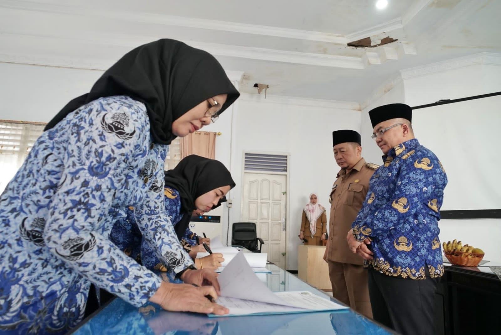 Perjanjian kinerja pejabat Dinas Kominfotik Asisten II Pemprov Bengkulu, Fachriza Razie didampingi Kepala Diskominfotik Redhwan Arief menyaksikan pejabat eselon 3 dan 4 di dinas tersebut menandatangani perjanjian kinerja guna merealisasikan visi dan misi Gubernur dan Gubernur Bengkulu kedepan.(Foto/Ist)