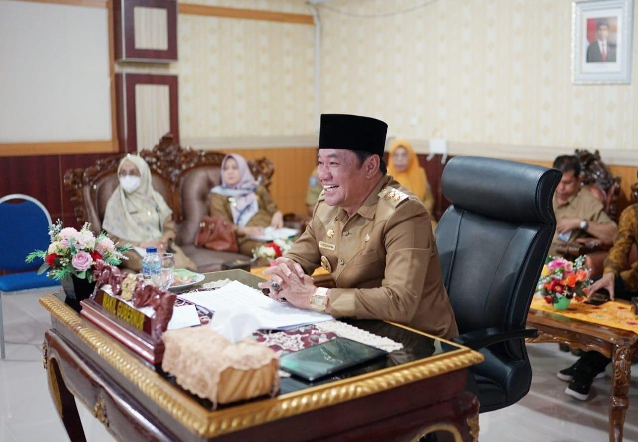 Wakil Gubernur Bengkulu, Rosjonsyah tengah mengikuti rakor stunting dengan Menko PMK, Muhajir Effendi secara daring diruang kerjanya.(Foto/Ist)