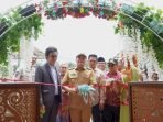 Gubernur Bengkulu, Rohidin Mersyah mengunting pita saat meresmikan penambahan sejumlah kamar pelayanan di Klinik Pratama Yudirman Medika di Kecamatan Putri Hijau, Bengkulu Utara. Klinik ini dipersiapkan untuk menjadi salah satu rumah sakit rujukan di Kabupaten Bengkulu Utara.(Foto/Ist)