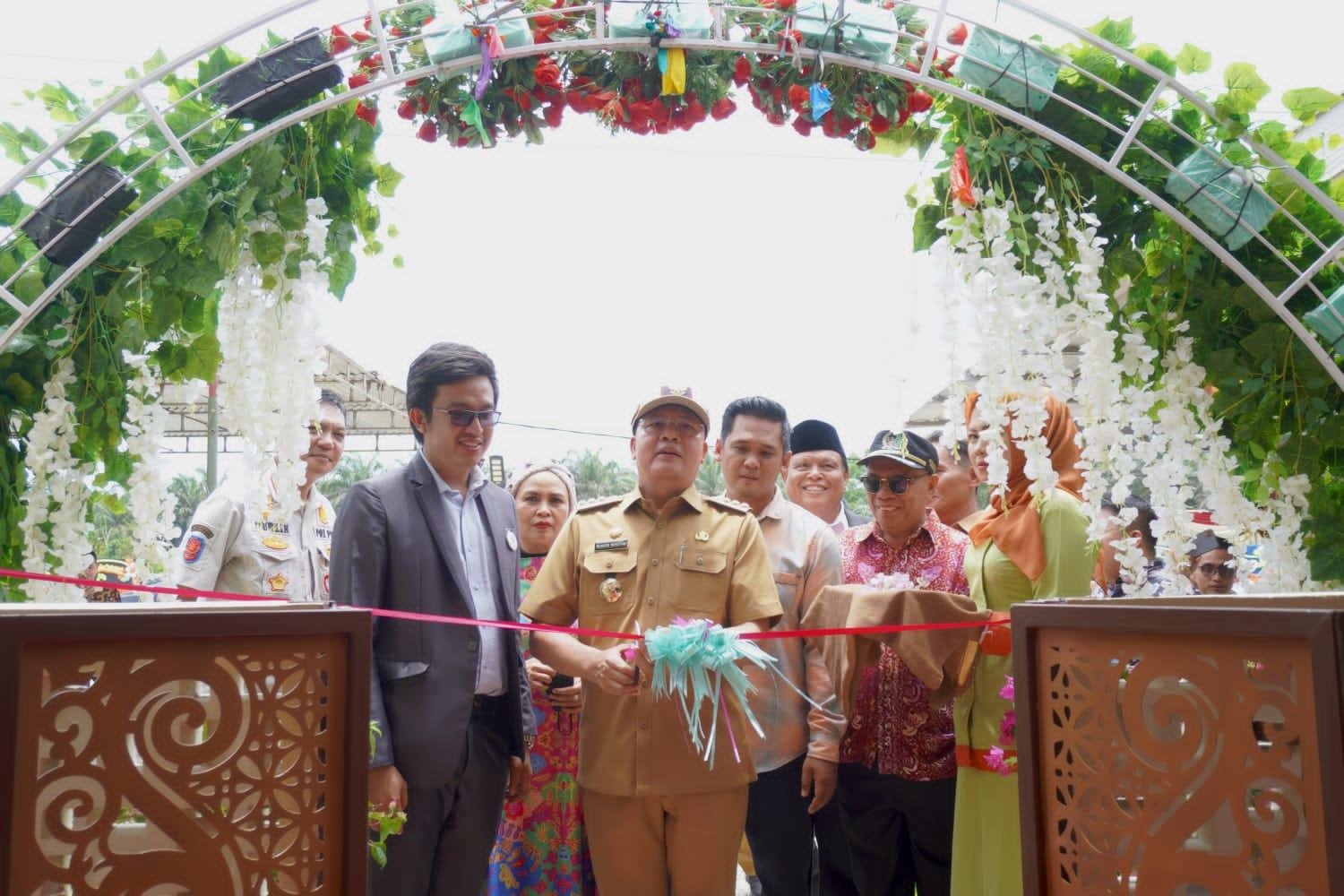 Gubernur Bengkulu, Rohidin Mersyah mengunting pita saat meresmikan penambahan sejumlah kamar pelayanan di Klinik Pratama Yudirman Medika di Kecamatan Putri Hijau, Bengkulu Utara. Klinik ini dipersiapkan untuk menjadi salah satu rumah sakit rujukan di Kabupaten Bengkulu Utara.(Foto/Ist)