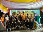 Gubernur Bengkulu, Rohidin Mersyah bersama Asisten II Pemprov Bengkulu, Fachriza Razie, Kepala Dispora Atisar Sulaiman dan Kepala Dinas Kominfotik Bengkulu, Redhwan Arief foto bersama pengurus dan anggota Asosiasi Seniman Bengkulu (ASB) usai memperingati hari jadi aosiasi tersebut di Taman Budaya Bengkulu.(Foto/Ist)