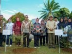 Gubernur Bengkulu, Rohidin Mersyah dan Direktur Jenderal Pengelolaan Hutan Lestari Ketua Harian II Tim FOLU Net Sink 2030, Agus Justianto, dan pihak terkait melakukan penanaman pohon sesuai membuka sosialisasi Penyusunan Rencana Kerja Sub Nasional Indonesia's Forestry And Other Land Use (FOLU) Net Sink 2030 Tahun 2023.(Foto/Ist)