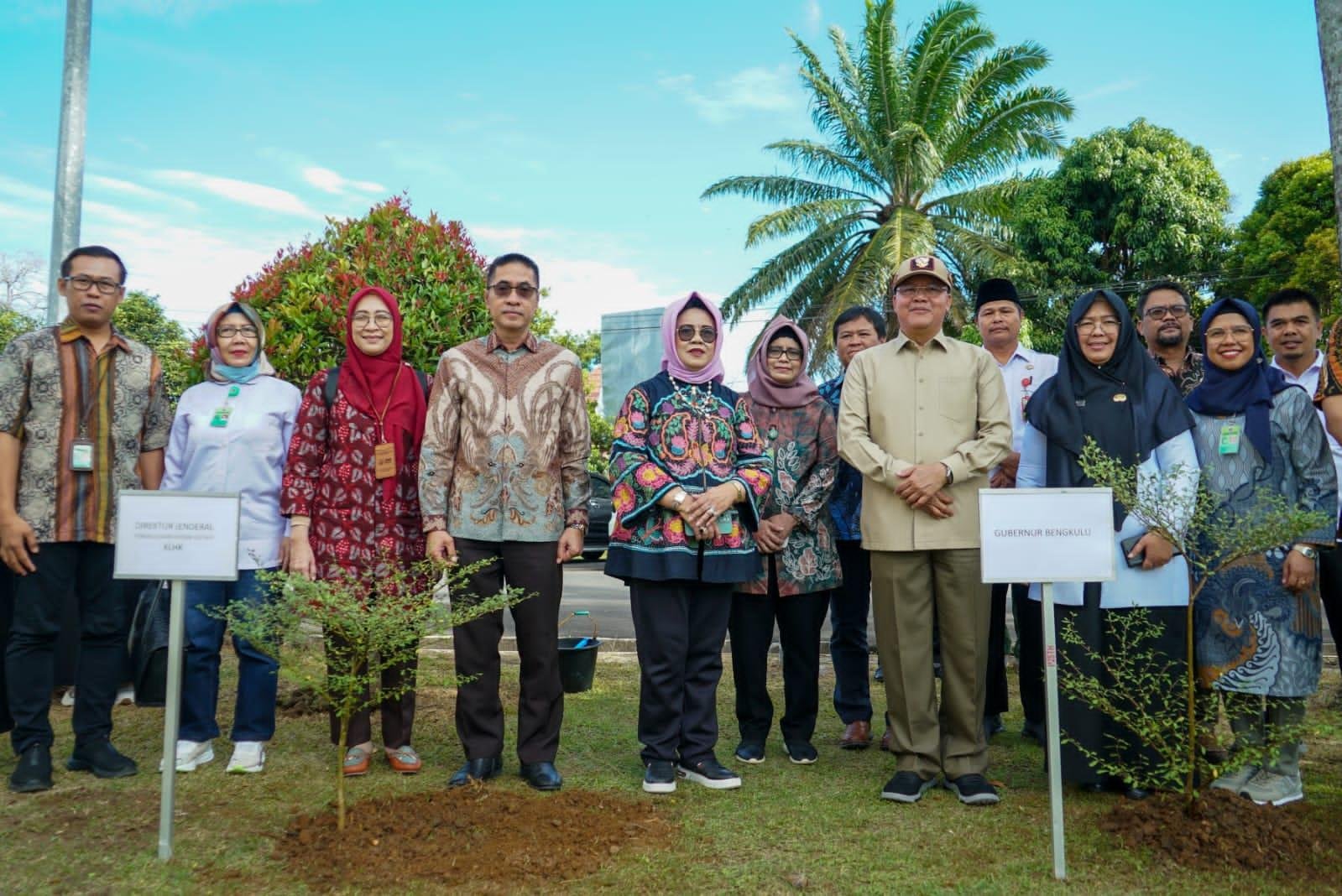 Tanam Pohon Penghijuan Gubernur Bengkulu, Rohidin Mersyah dan Direktur Jenderal Pengelolaan Hutan Lestari Ketua Harian II Tim FOLU Net Sink 2030, Agus Justianto, dan pihak terkait melakukan penanaman pohon sesuai membuka sosialisasi Penyusunan Rencana Kerja Sub Nasional Indonesia's Forestry And Other Land Use (FOLU) Net Sink 2030 Tahun 2023.(Foto/Ist)
